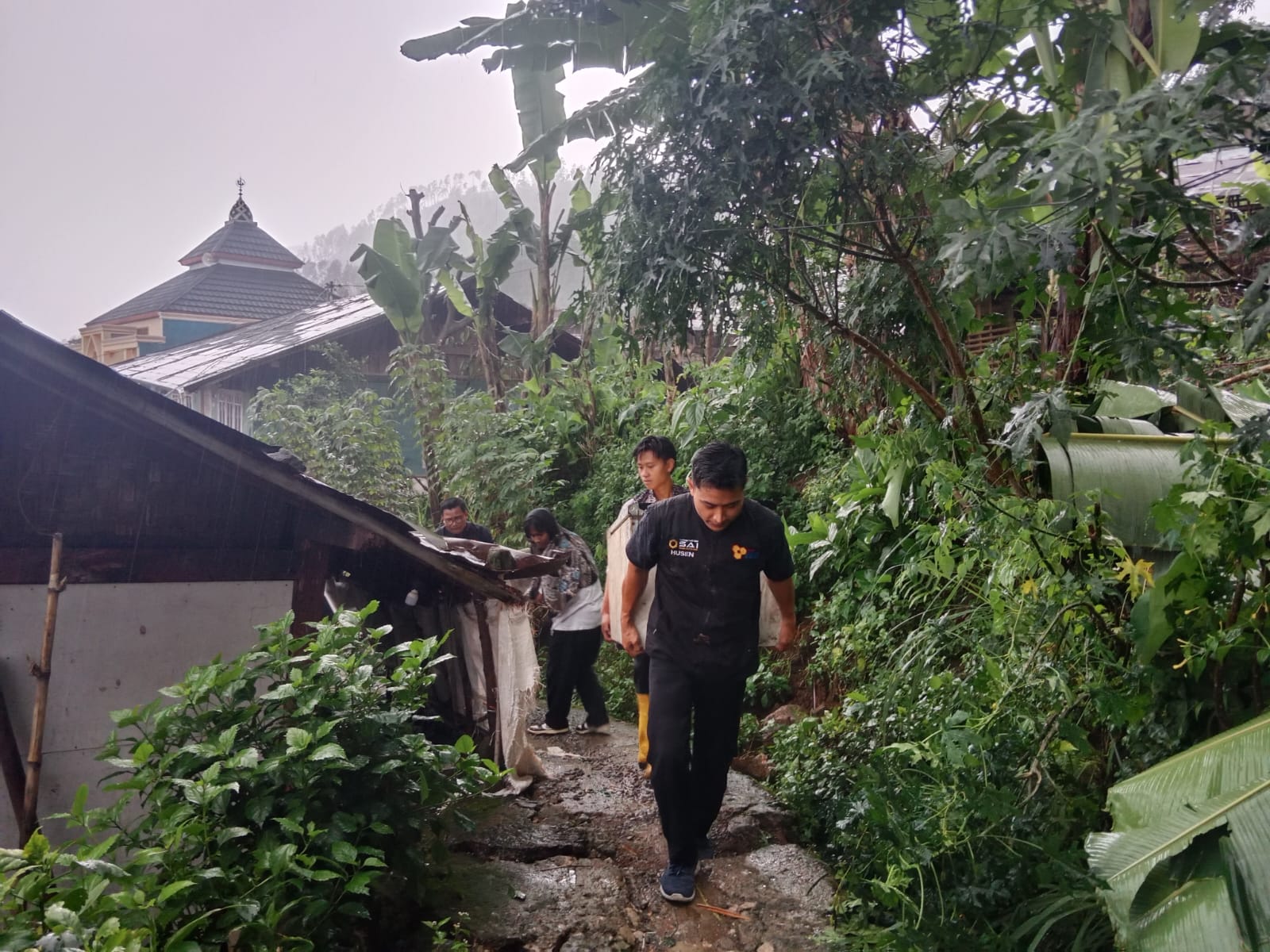 Tanah Bergerak Terjang Padasari, LAZ Sahabat Asnaf & BMT BUM Sigap Turun Bantu Warga